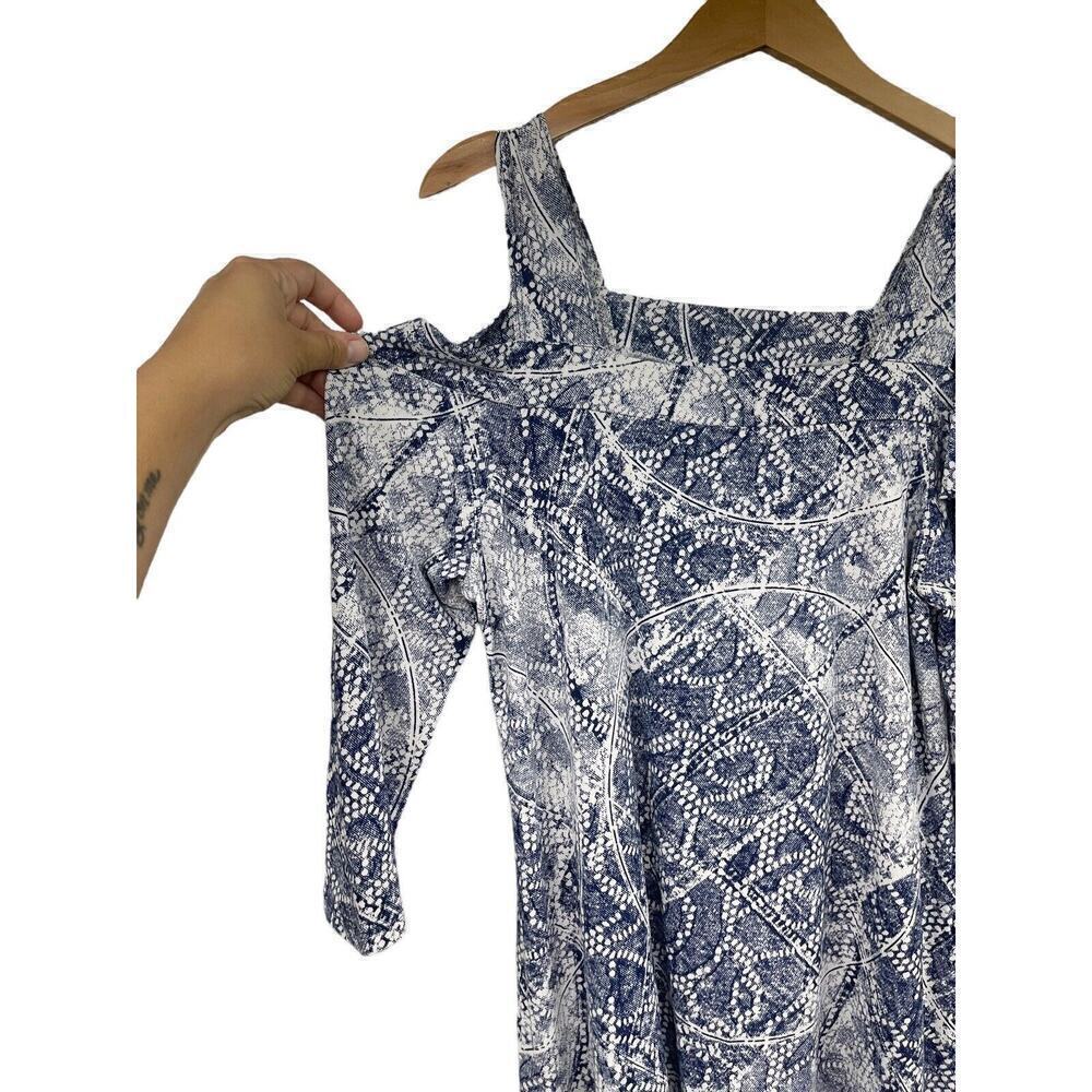 Clara Sun Woo Blue White Patterned Cold Shoulder Sharkbite Hem Top Womens Medium - Picture 2 of 7